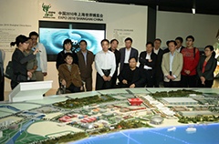 張海迪視察世博會生命陽光館