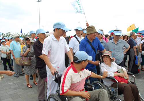 圖為老干部們排隊進入世博園