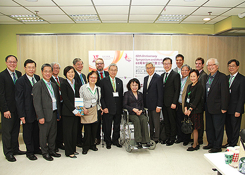 圖為張海迪與出席研討會人員合影