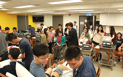 圖為在香港理工大學康復(fù)科學系調(diào)研