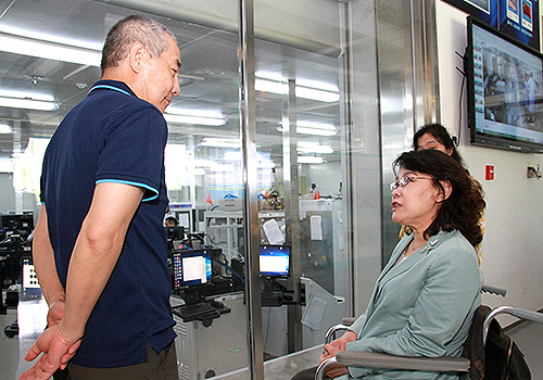 圖為張海迪和華大基因董事長(zhǎng)汪建交談