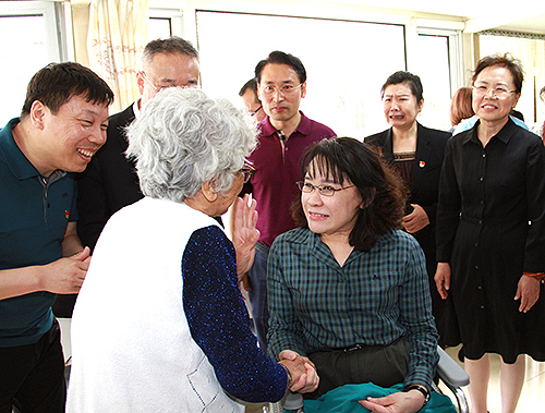 圖為張海迪看望慰問困難殘疾人家庭