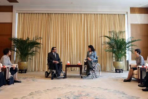 圖為中國殘聯(lián)主席張海迪會(huì)見亞洲殘奧委員會(huì)主席拉什德