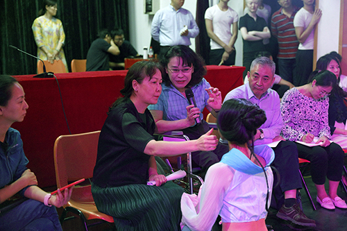 圖為張海迪主席指導(dǎo)頭飾細(xì)節(jié)