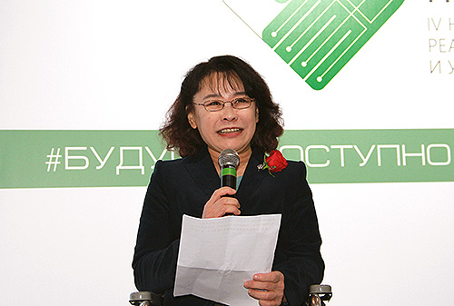 圖為張海迪在俄羅斯創(chuàng)新科技博覽會(huì)開幕式致辭