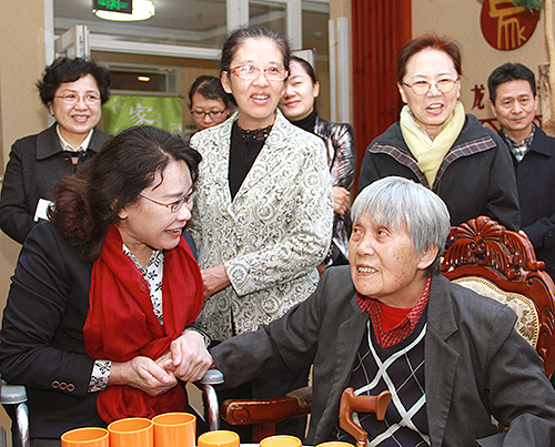 圖為張海迪在勁松老年家園看望老人