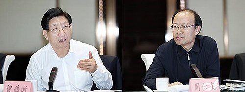 圖為中國殘聯(lián)黨組書記、理事長周長奎，國家衛(wèi)生健康委黨組成員、副主任曾益新講話