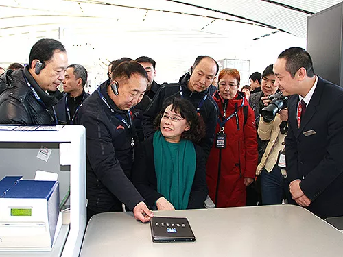 圖為張海迪考察無障礙柜臺