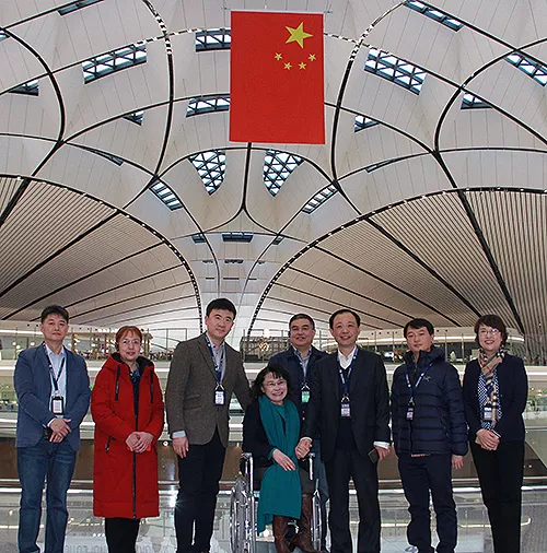 圖為張海迪和無障礙專家考察大興國際機(jī)場