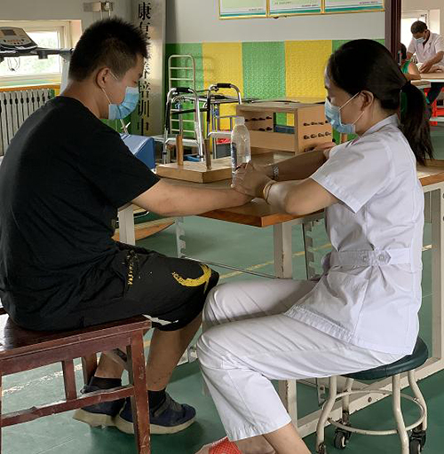 圖為正在進行康復的殘疾人