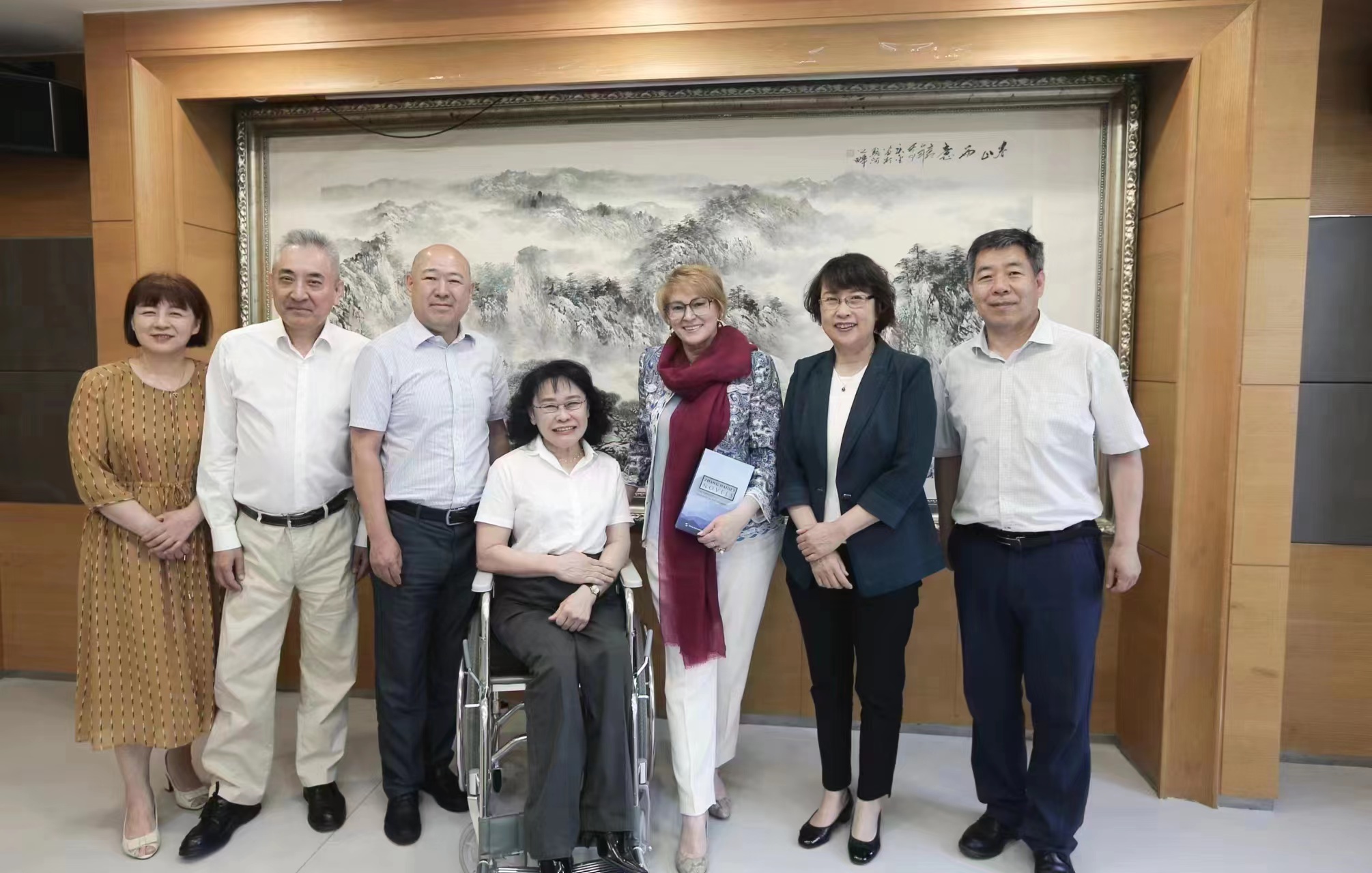 圖為張海迪在京會見中俄殘疾人事務(wù)理事會俄方委員一行