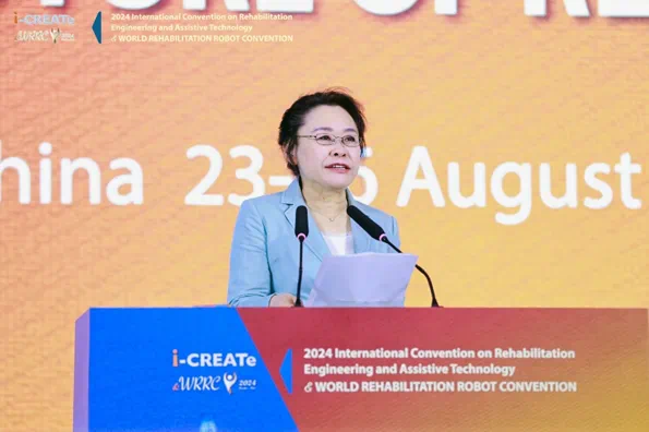 圖為張海迪在2024國際康復(fù)工程與輔助技術(shù)大會暨世界康復(fù)機器人大會上致辭
