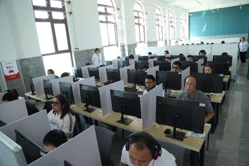 圖為黑龍江考區(qū)綜合筆試考試現(xiàn)場(chǎng)