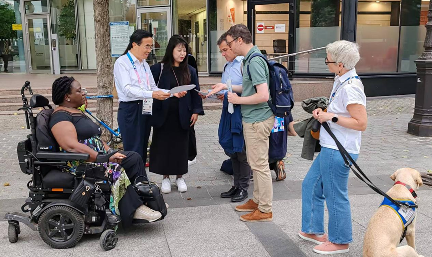 圖為現(xiàn)場考察巴黎無障礙社區(qū)提升項(xiàng)目